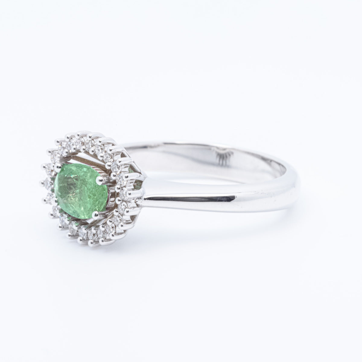 Ring Central Emerald 0.75 ct surrounded by Diamonds 0.19 ct in 18 kt white gold