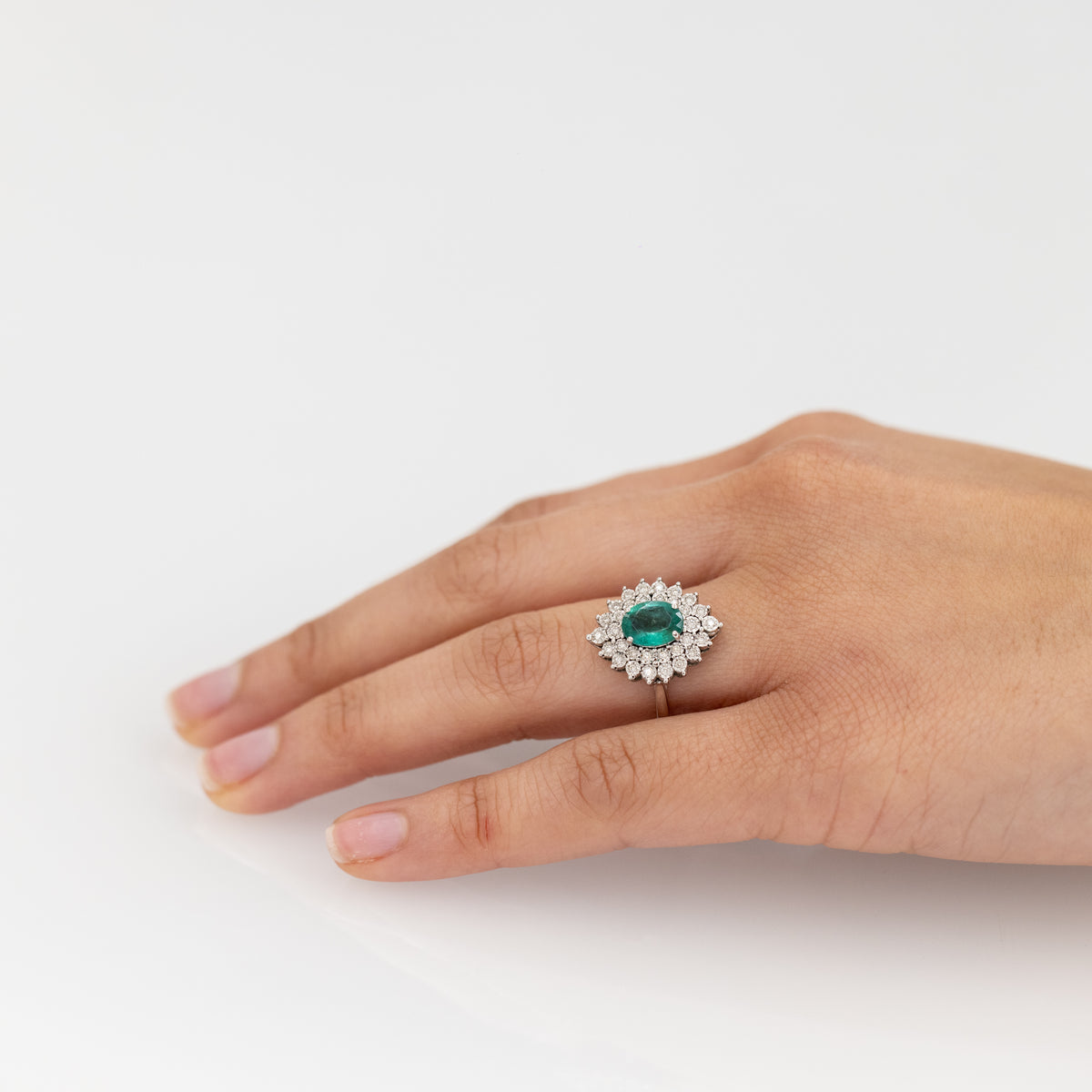 18Kt White Gold Ring with Central Emerald and Double Row of Snowflake-Shaped Diamonds