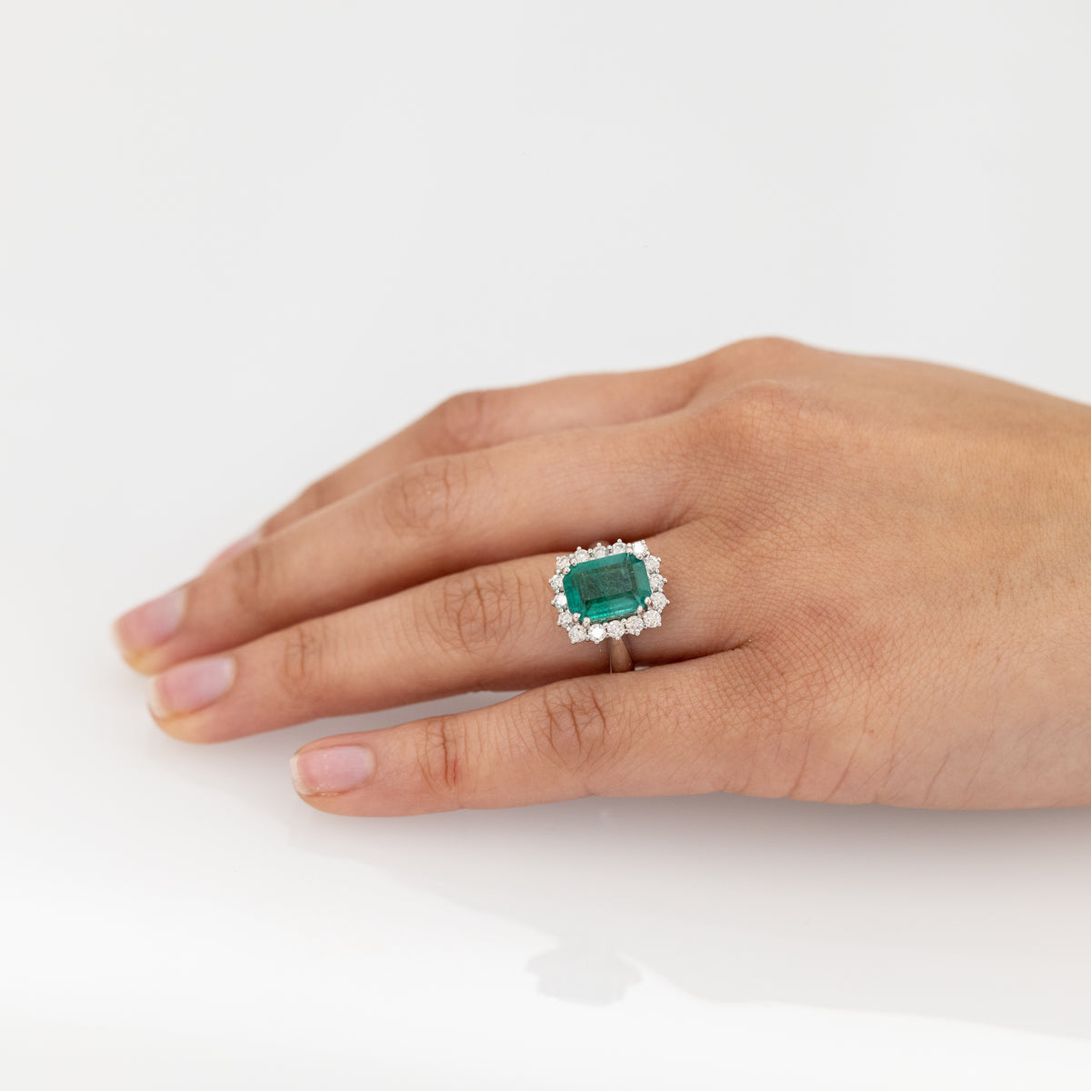 Anello in Oro Bianco 18 KT con Smeraldo Taglio Emerald e Giro di Diamanti