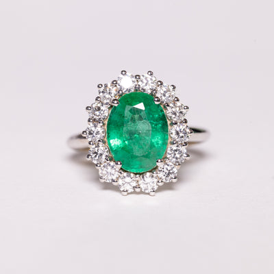 Anello in Oro Bianco 18KT con Smeraldo centrale da 3 carati e diamanti