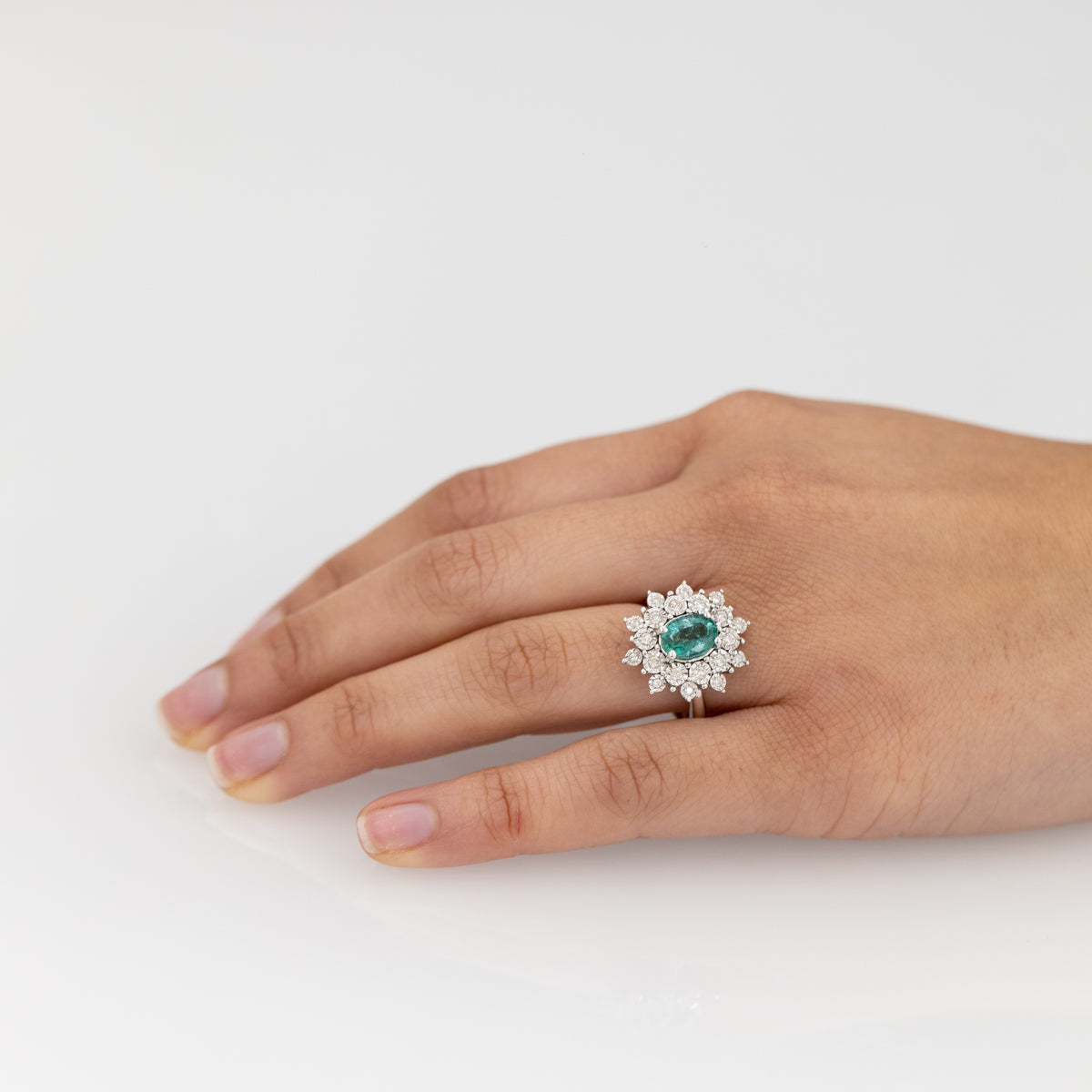 18kt White Gold Ring with Central Emerald and Double Row of Snowflake-Shaped Diamonds