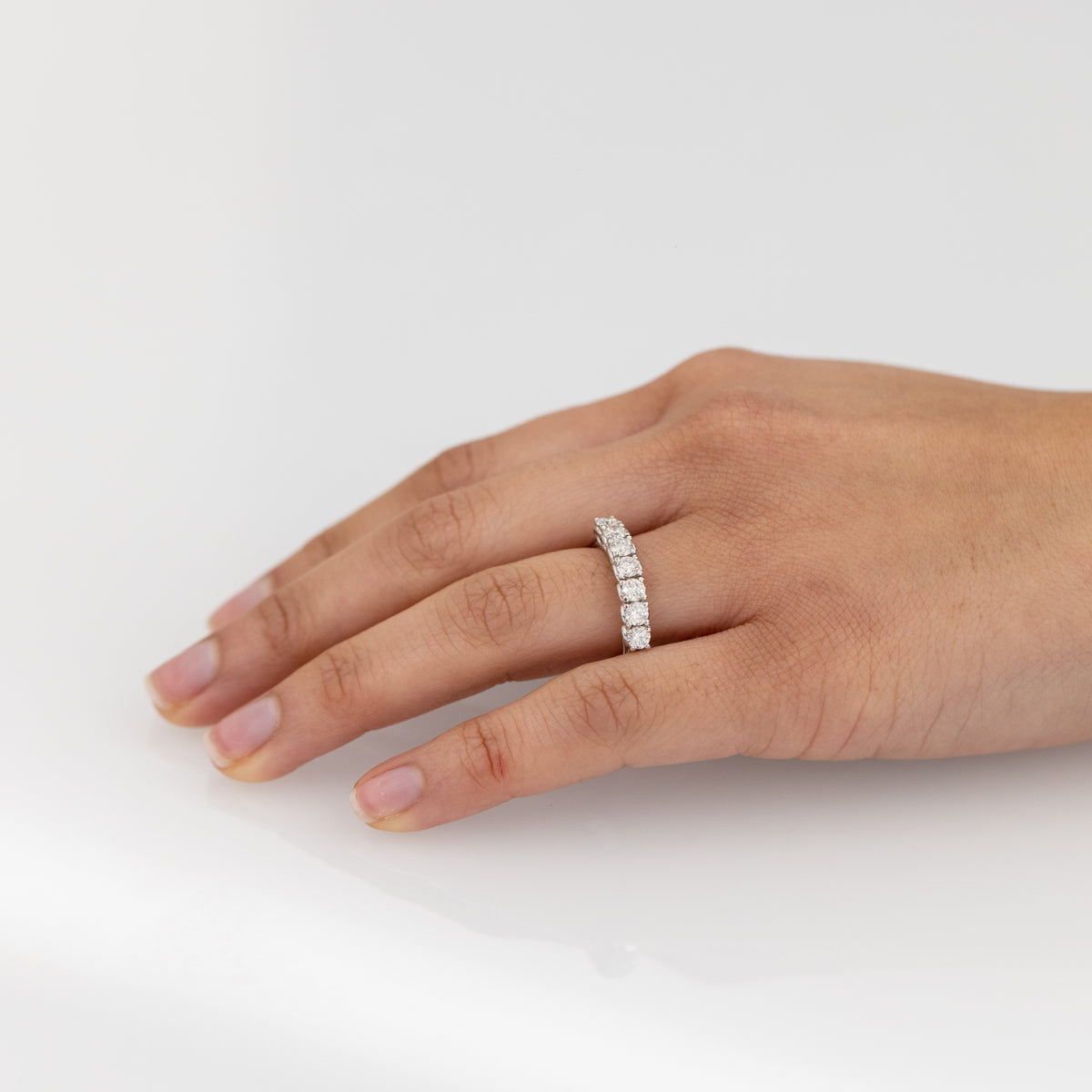 Anello Veretta in Oro Bianco 18 KT con 7 Diamanti Taglio Rotondo Brillante