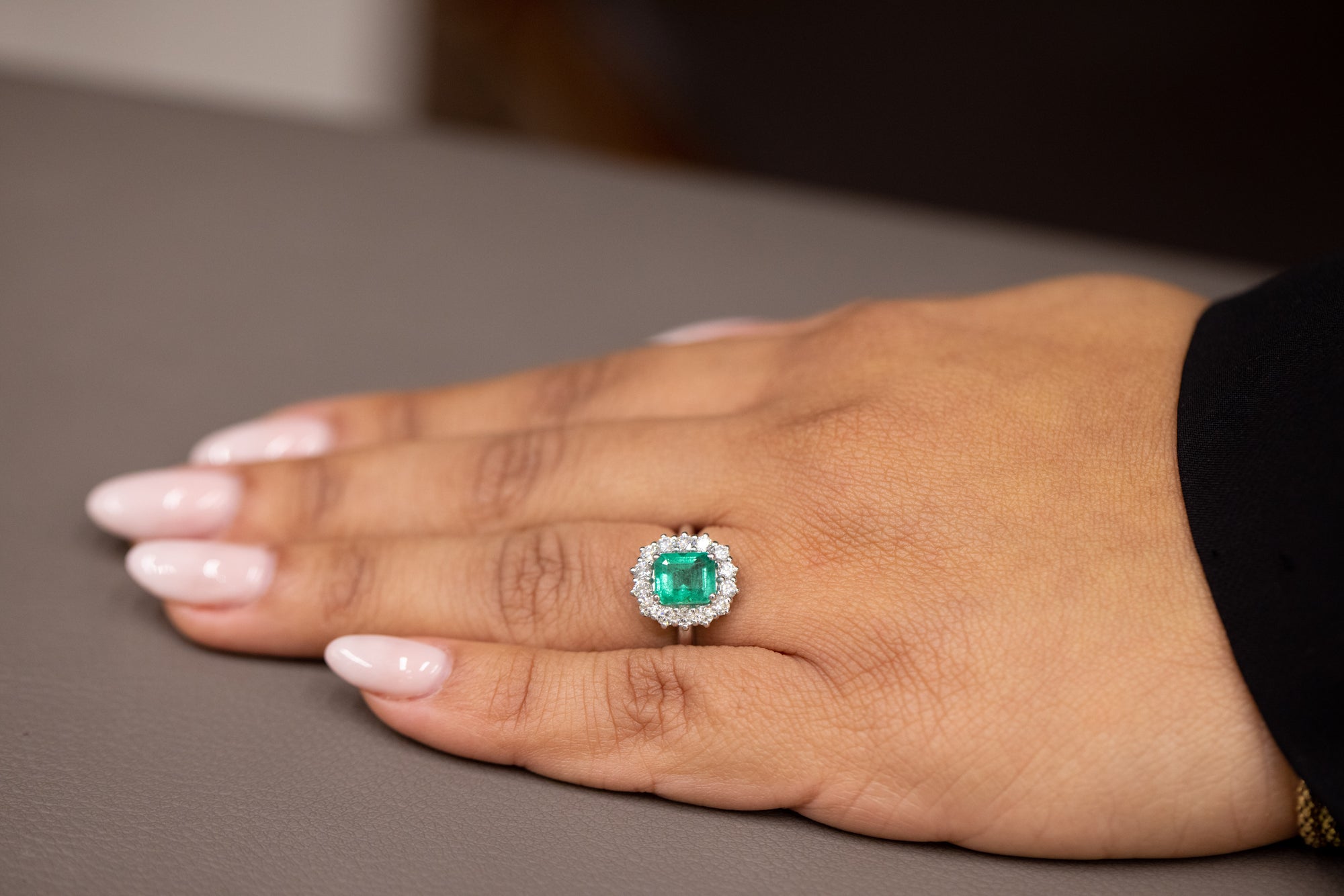 Anello in Oro Bianco 18KT con Smeraldo da 1,90 carati e contorno in Diamanti