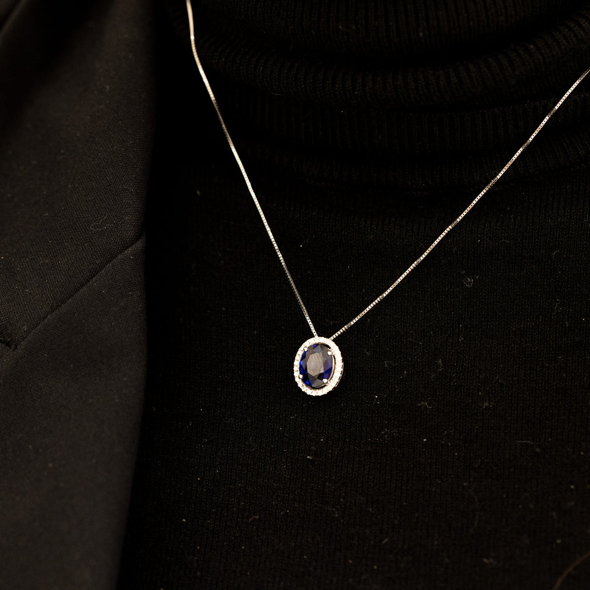 18KT White Gold Necklace With Central Sapphire and Diamond Ring