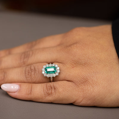 Anello in Oro Bianco 18KT con Smeraldo da 2,36 carati e contorno Diamanti
