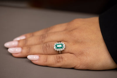 Anello in Oro Bianco 18KT con Smeraldo da 2,36 carati e contorno Diamanti