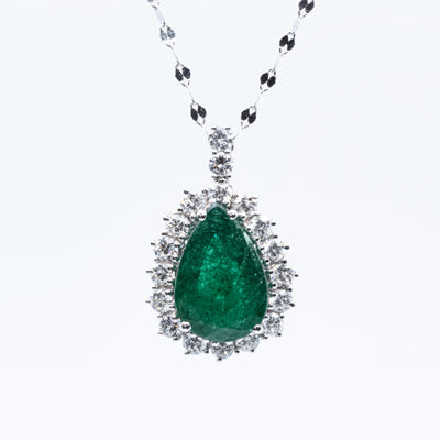 Pendente Goccia di Smeraldo contornato Diamanti in oro bianco 18 kt