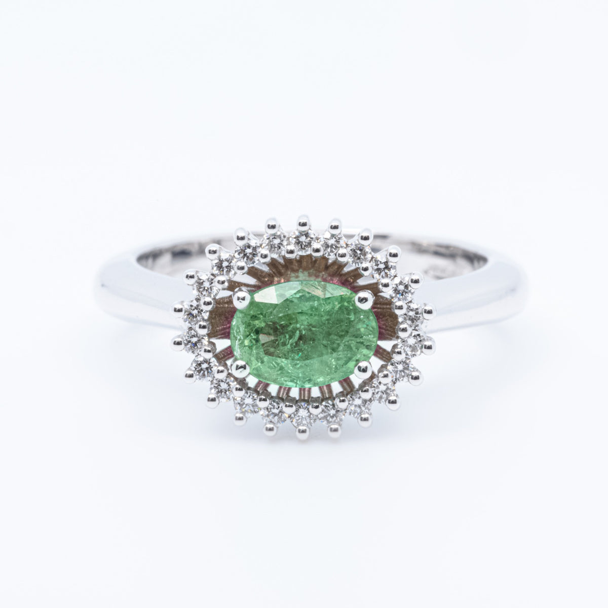 Ring Central Emerald 0.75 ct surrounded by Diamonds 0.19 ct in 18 kt white gold