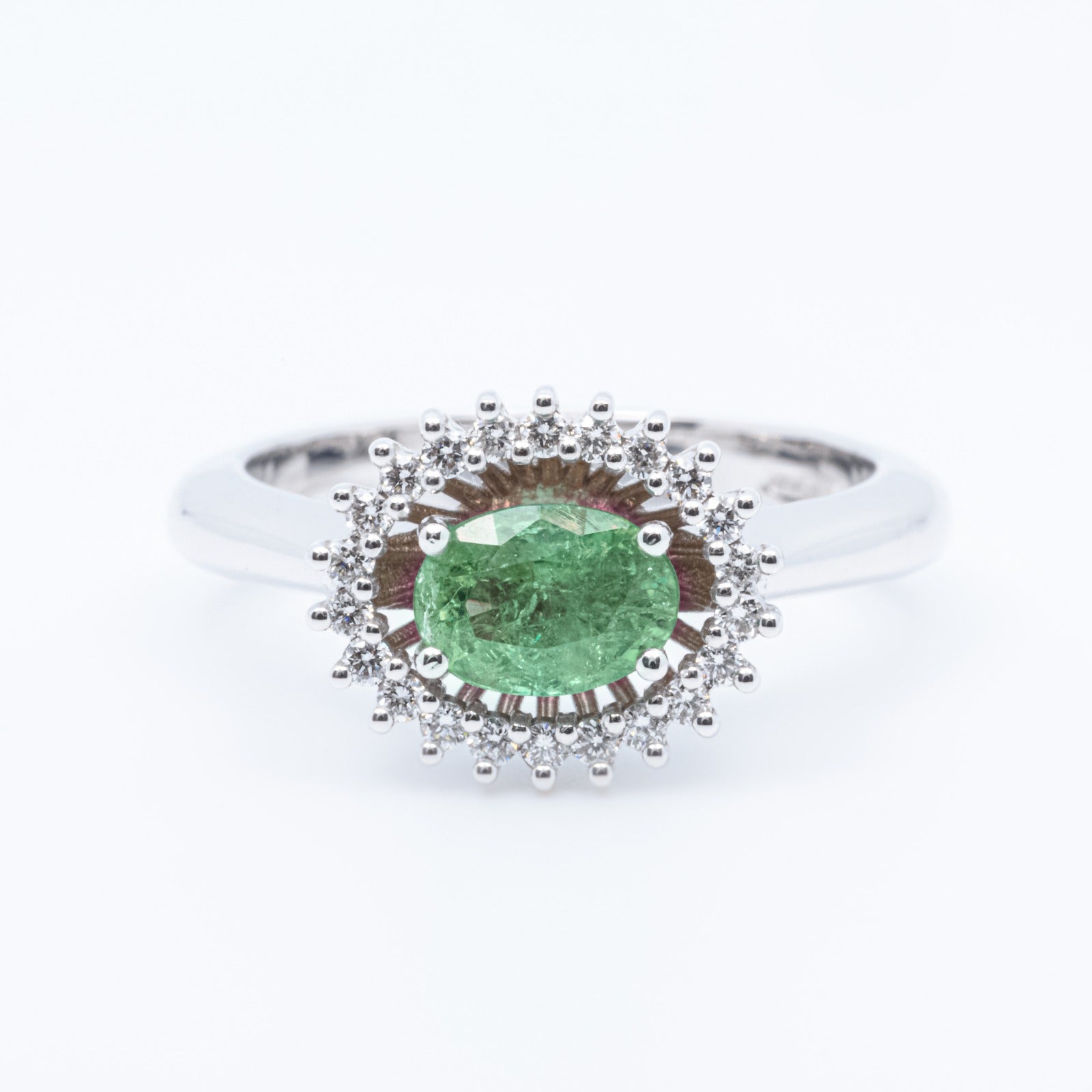 Anello Smeraldo centrale 0,75 ct contornato Diamanti 0,19 ct in oro bianco 18 kt