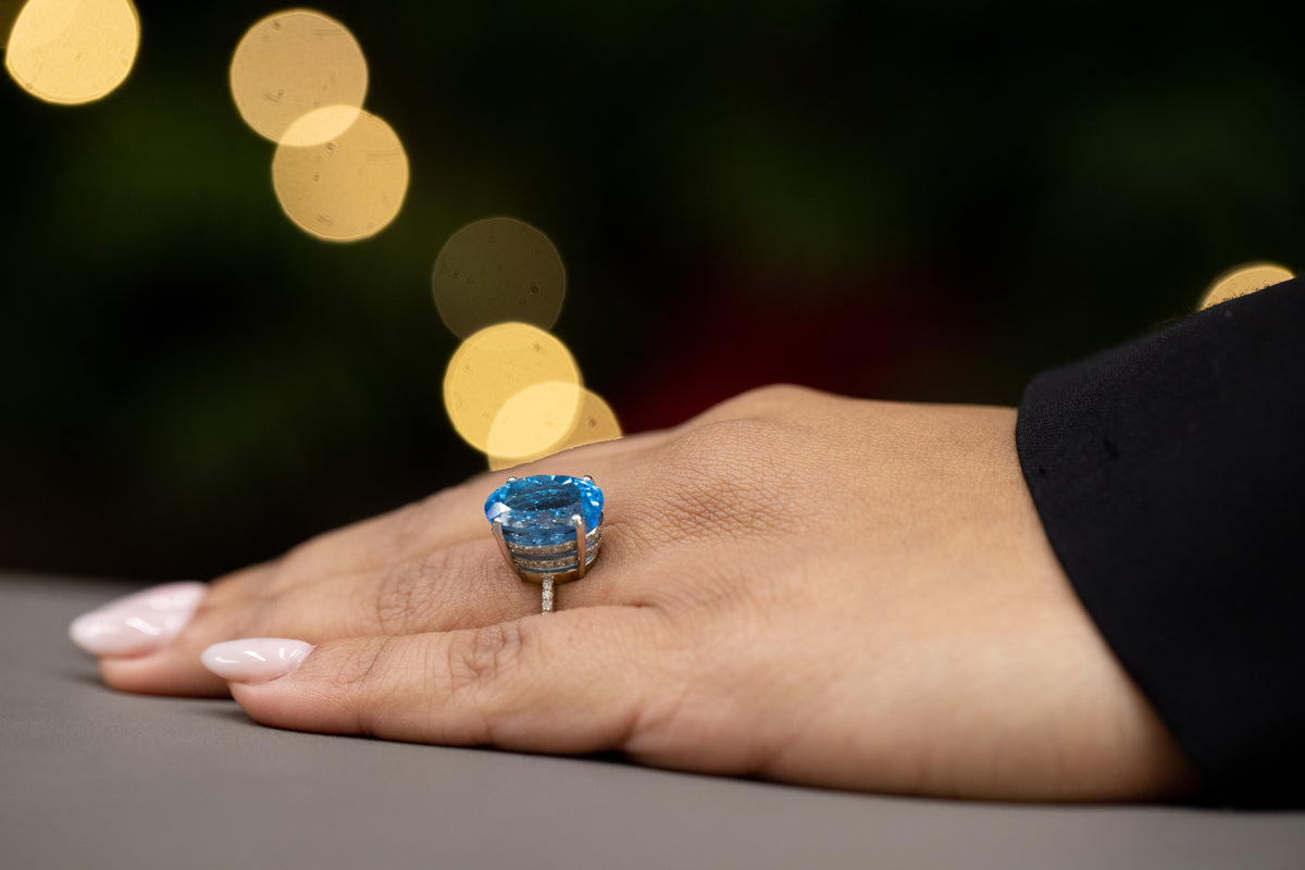 Anello in Oro Bianco 18KT con Topazio Imperior Blue e Diamanti