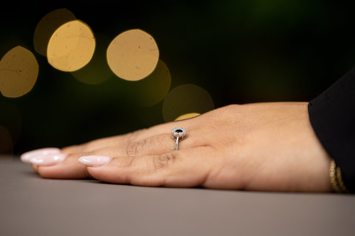 Anello fantasia Margherita in Oro Bianco 18KT con Zaffiro e Diamanti