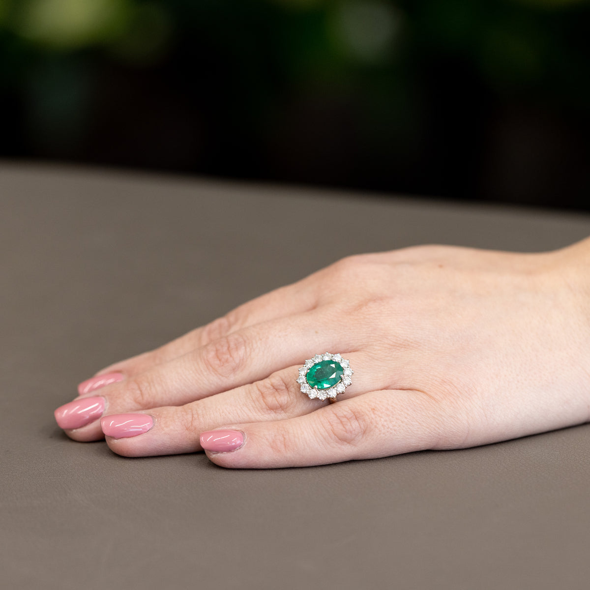 Anello in Oro Bianco 18KT con Smeraldo centrale da 3 carati e diamanti