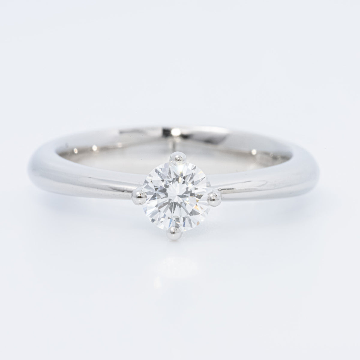 Solitaire ring in platinum and brilliant cut diamond