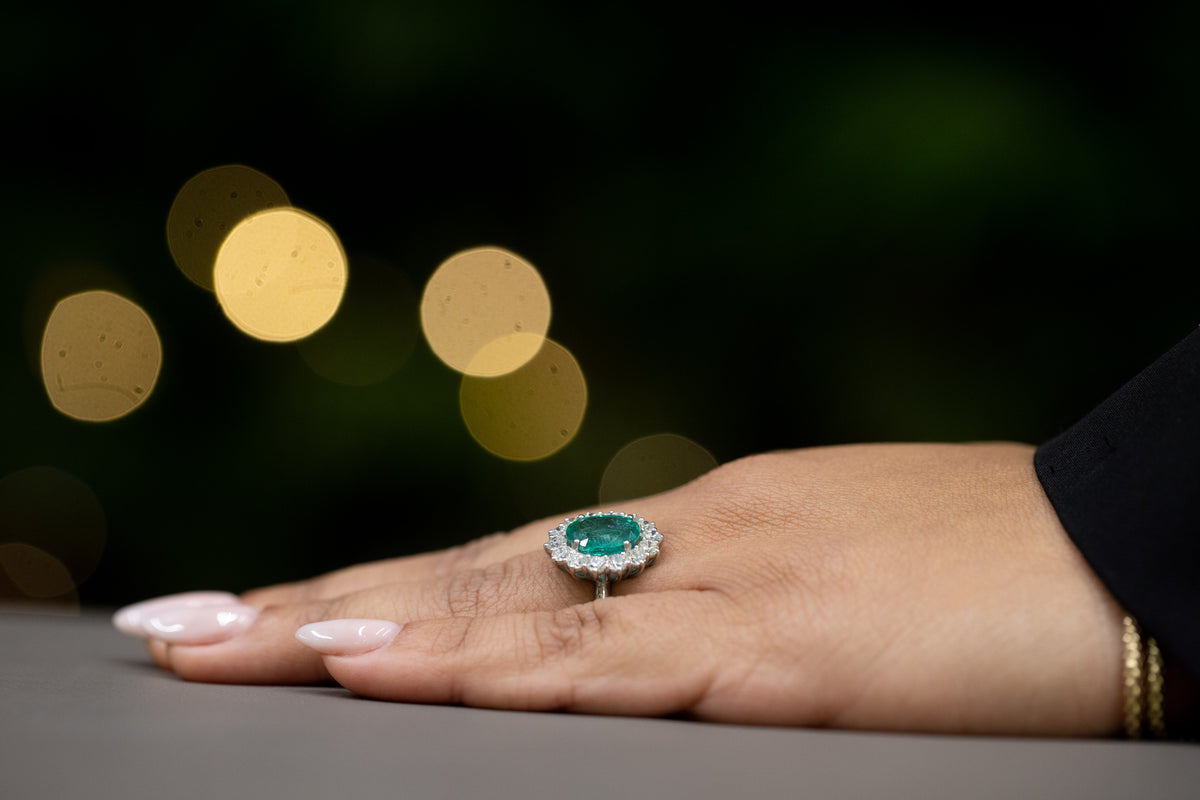Anello in Oro Bianco 18KT con Smeraldo da 3,36 carati e contorno in Diamanti