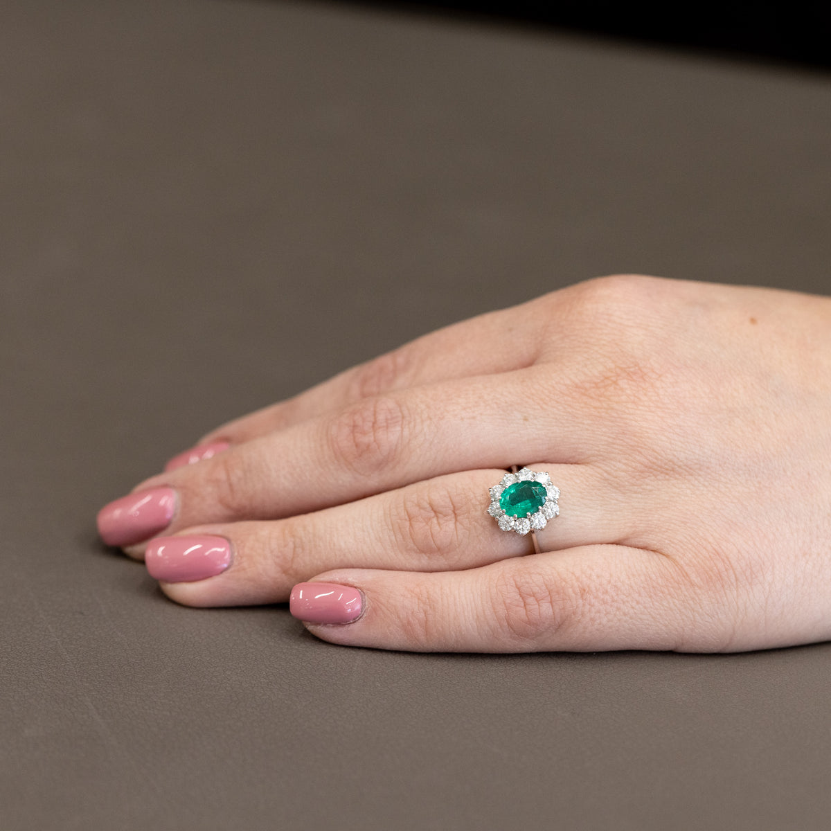 Anello Solitario con Smeraldo da 1,40 ct e contorno Diamanti