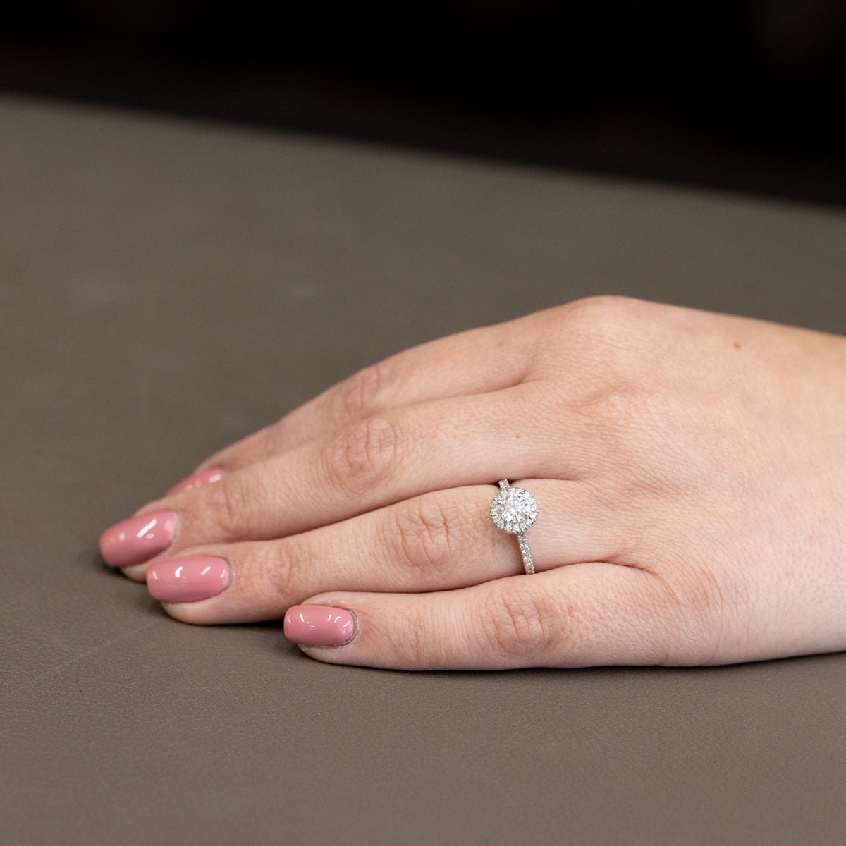 Anello Solitario in Oro Bianco 18KT con Diamante centrale e diamanti laterali montatura  Tiffany