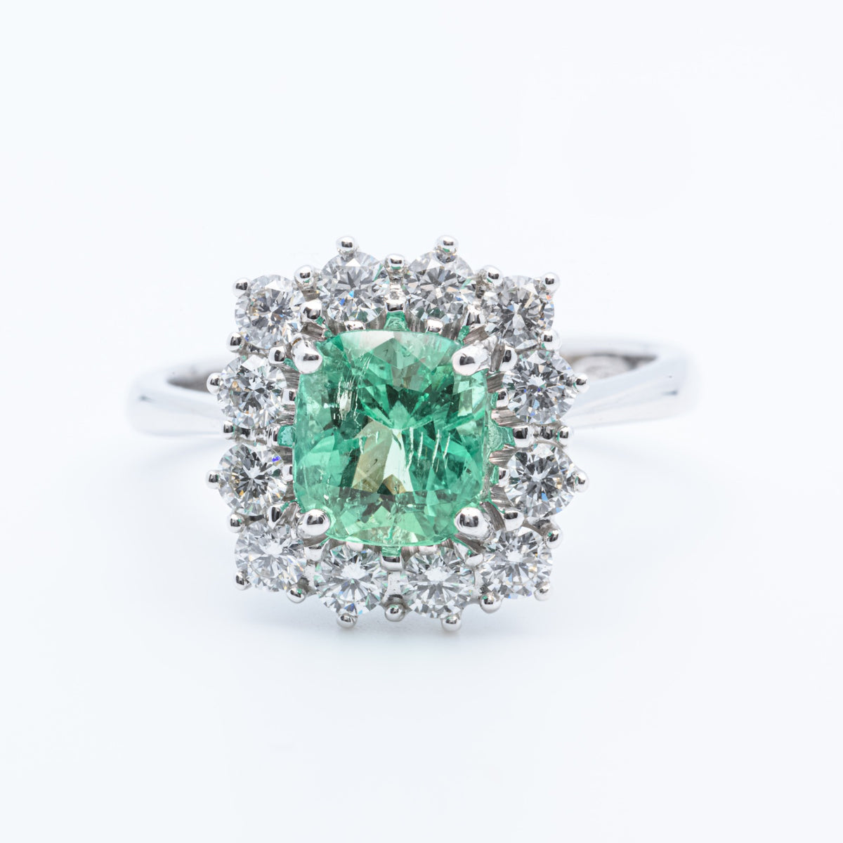 Anello in oro Bianco 18KT con Smeraldo centrale da 1,66kt e contorno in diamanti