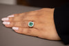 Anello in Oro Bianco 18KT con Smeraldo da 2,28 carati e contorno Diamanti