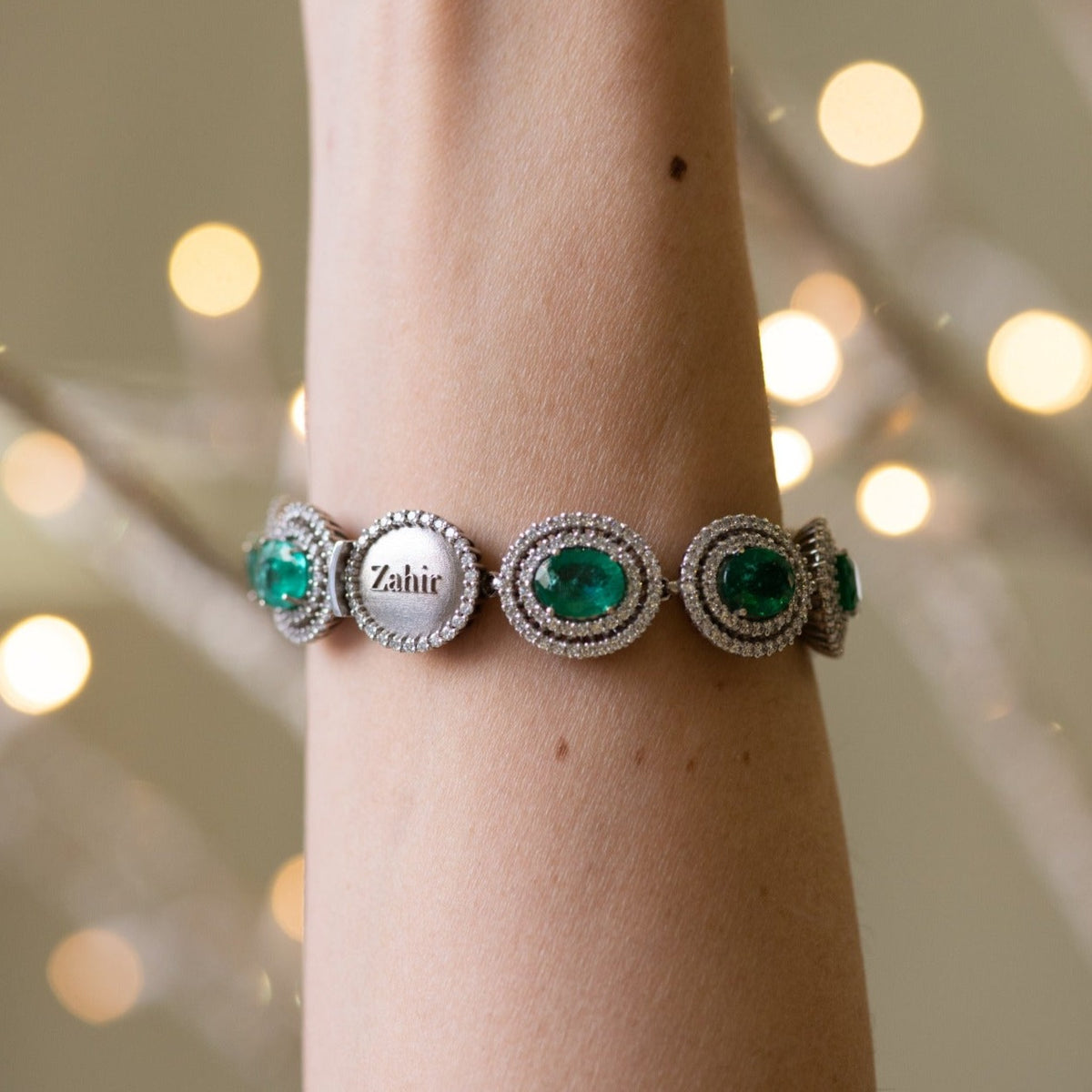 Zahir™ Luxury Bracelet with Emeralds and Diamonds in 18 kt White Gold