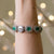 Bracciale Zahir™ Luxury con Smeraldi e Diamanti in oro bianco 18 kt