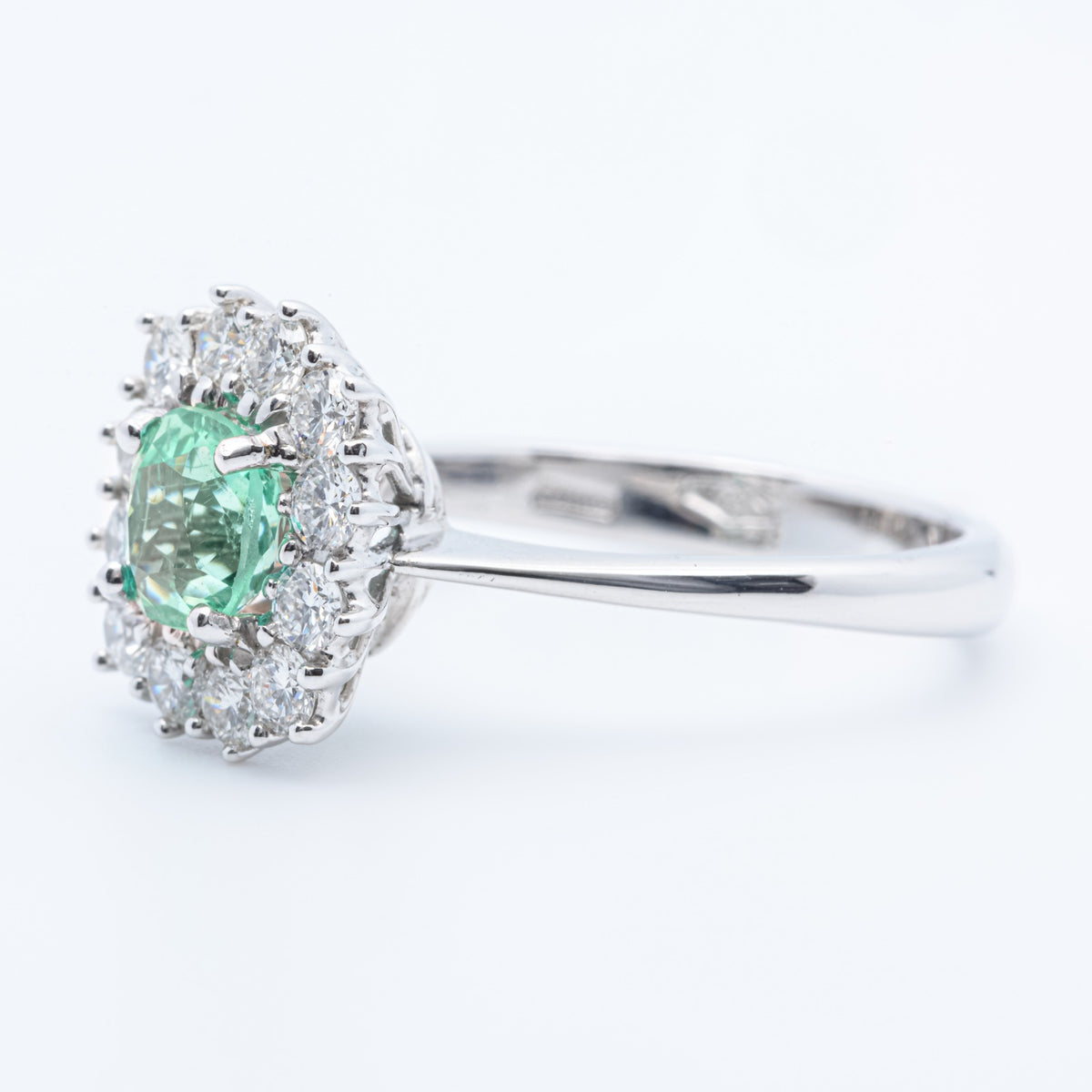 Anello in Oro Bianco 18KT  con Smeraldo da 0,88 kt e contorno con diamanti da 0,79kt