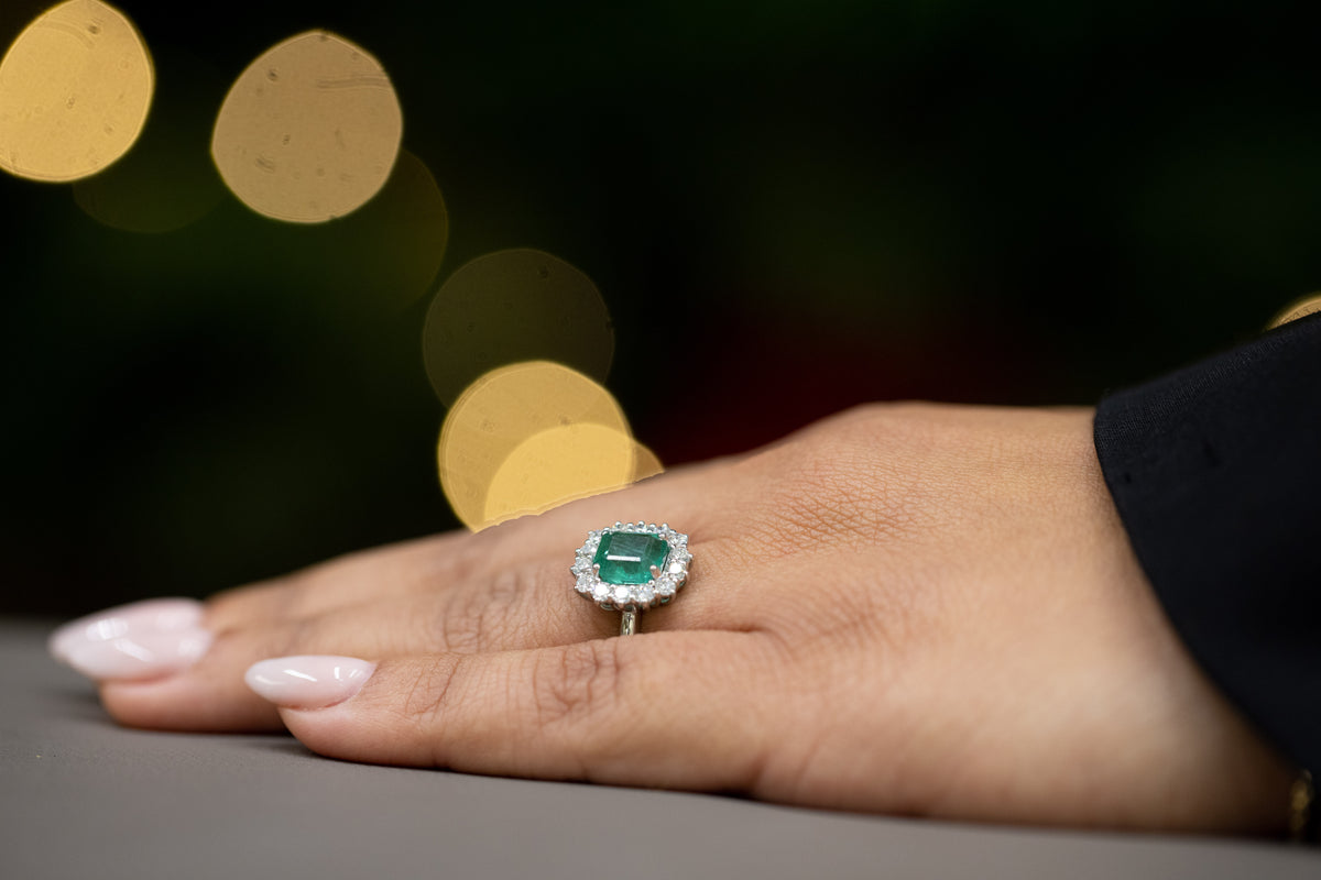 Anello in Oro Bianco 18KT con Smeraldo da 2,28 carati e contorno Diamanti