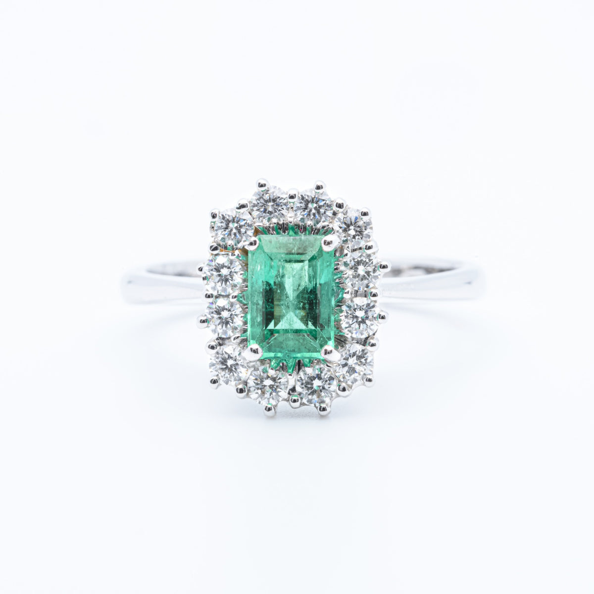 Anello in oro bianco 18 kt con Smeraldo da 0,92kt Contornato Diamanti 0,55 kt