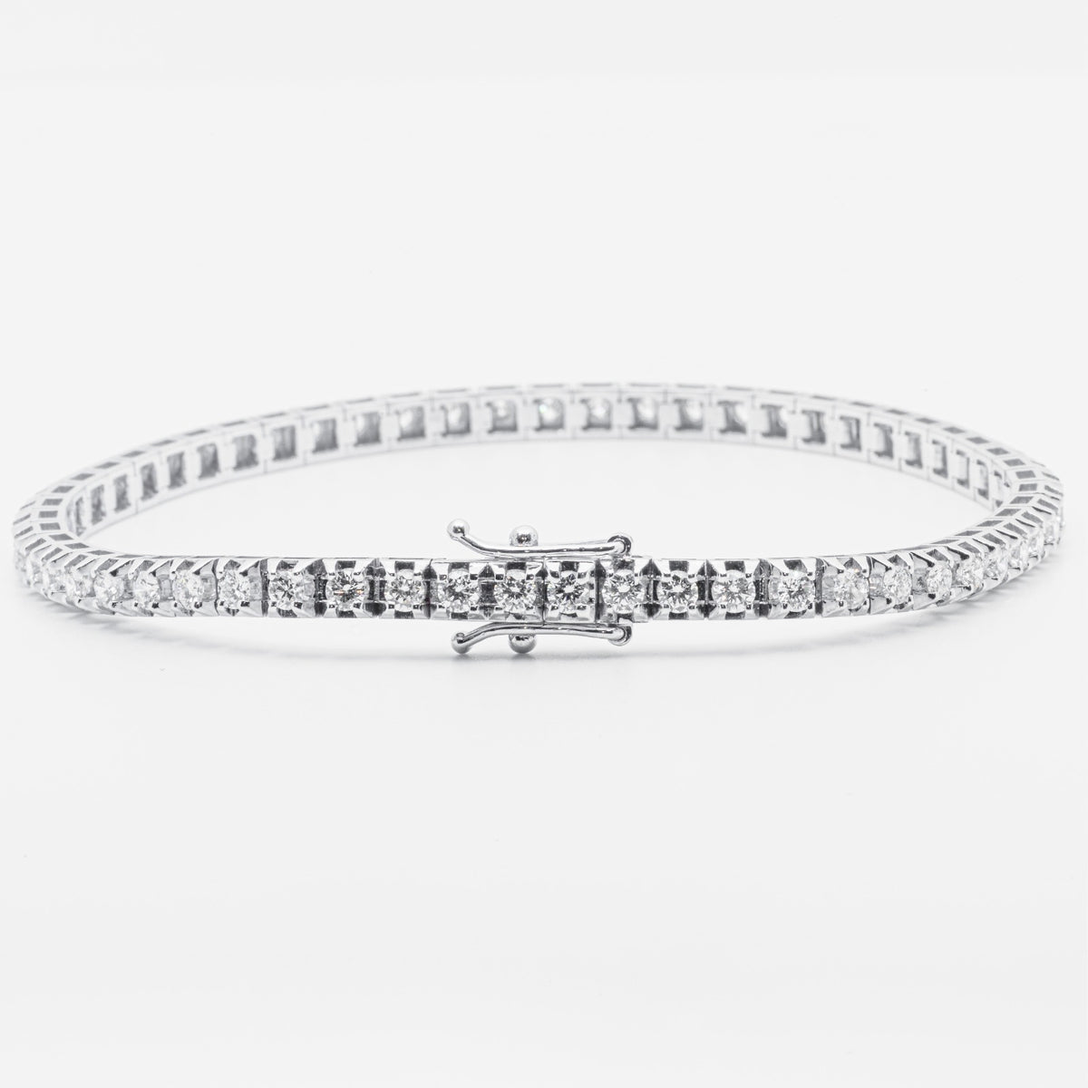 18kt white gold tennis bracelet with 3.22ct diamonds