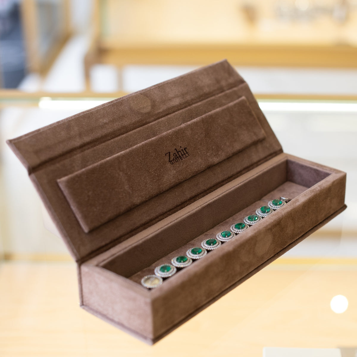 Zahir™ Luxury Bracelet with Emeralds and Diamonds in 18 kt White Gold