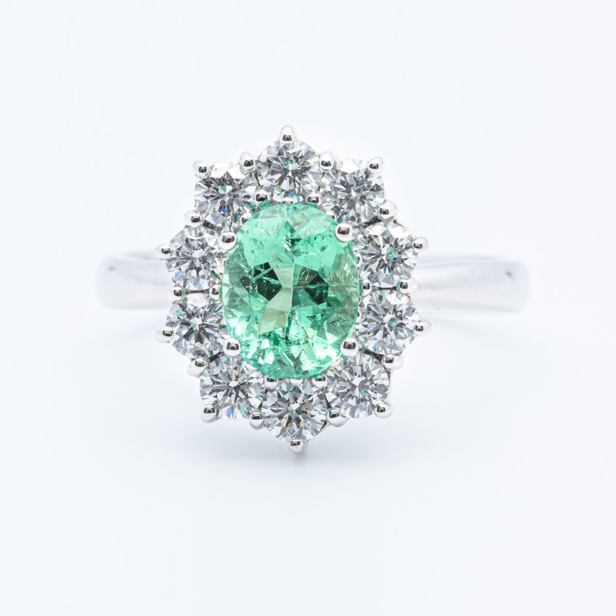 Anello Smeraldo 1,28 ct Contornato Diamanti 1,08 ct in oro bianco 18 kt