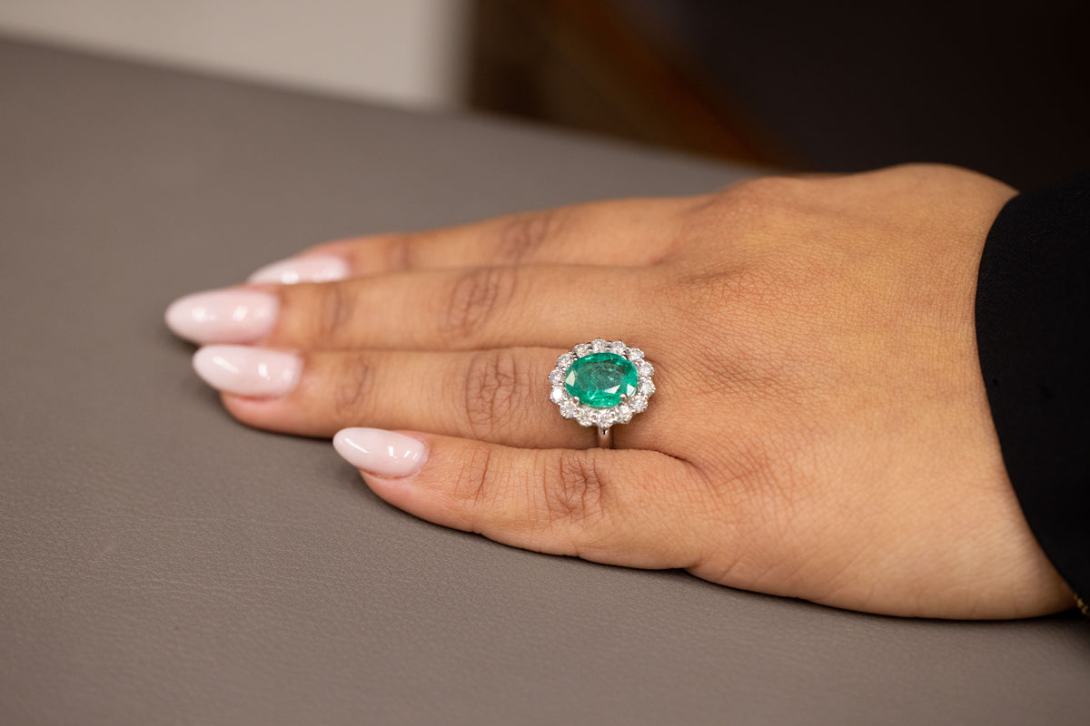 Anello in Oro Bianco 18KT con Smeraldo da 4,50 carati e contorno Diamanti