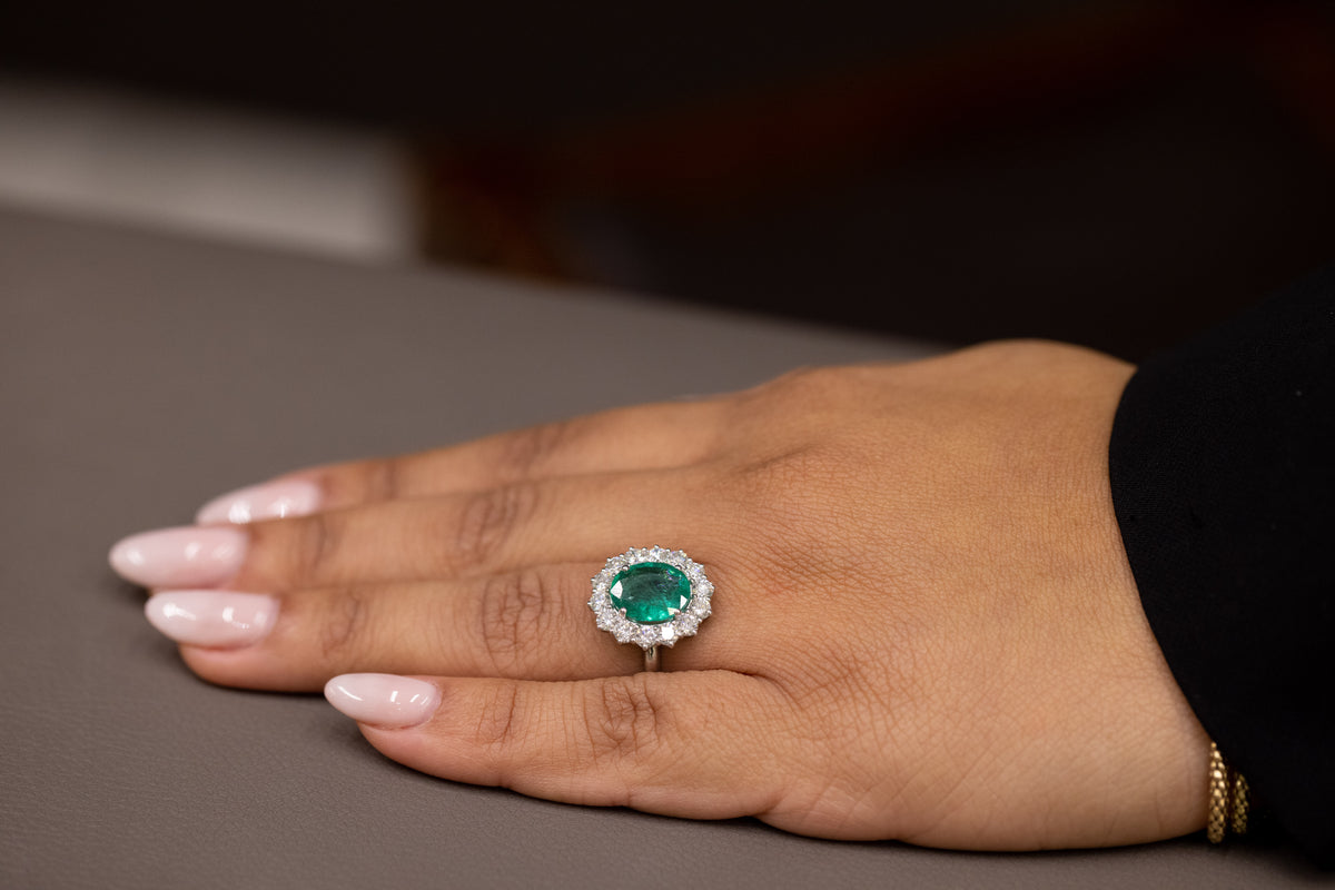 Anello in Oro Bianco 18KT con Smeraldo da 3,36 carati e contorno in Diamanti