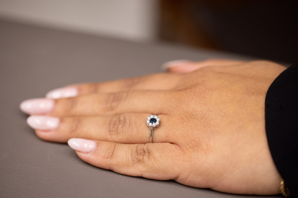 Anello fantasia Margherita in Oro Bianco 18KT con Zaffiro e Diamanti