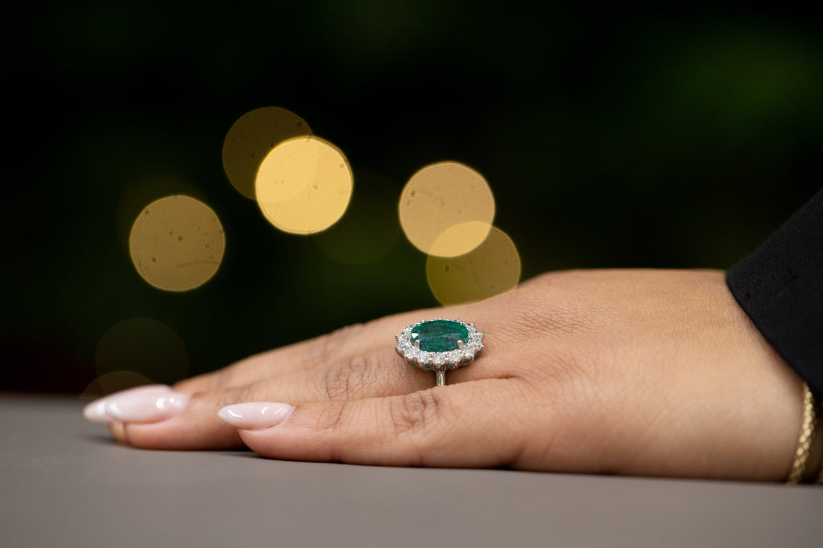 Anello in Oro Bianco 18KT con Smeraldo da 4,50 carati e contorno Diamanti