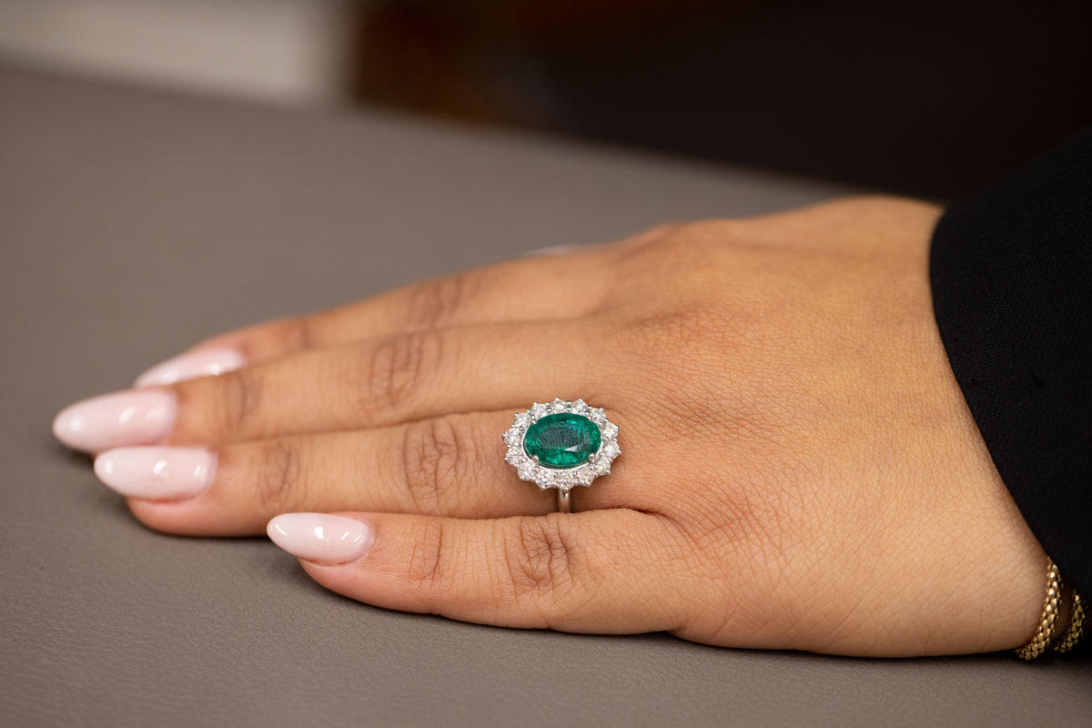 Anello in Oro Bianco 18KT con Smeraldo da 4,50 carati e contorno Diamanti