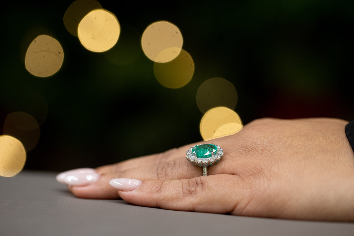 Anello in Oro Bianco 18KT con Smeraldo da 4,50 carati e contorno Diamanti