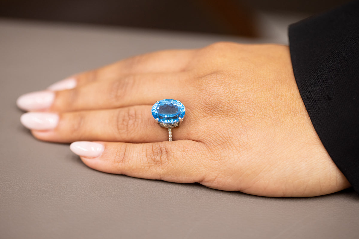 Anello in Oro Bianco 18KT con Topazio Imperior Blue e Diamanti