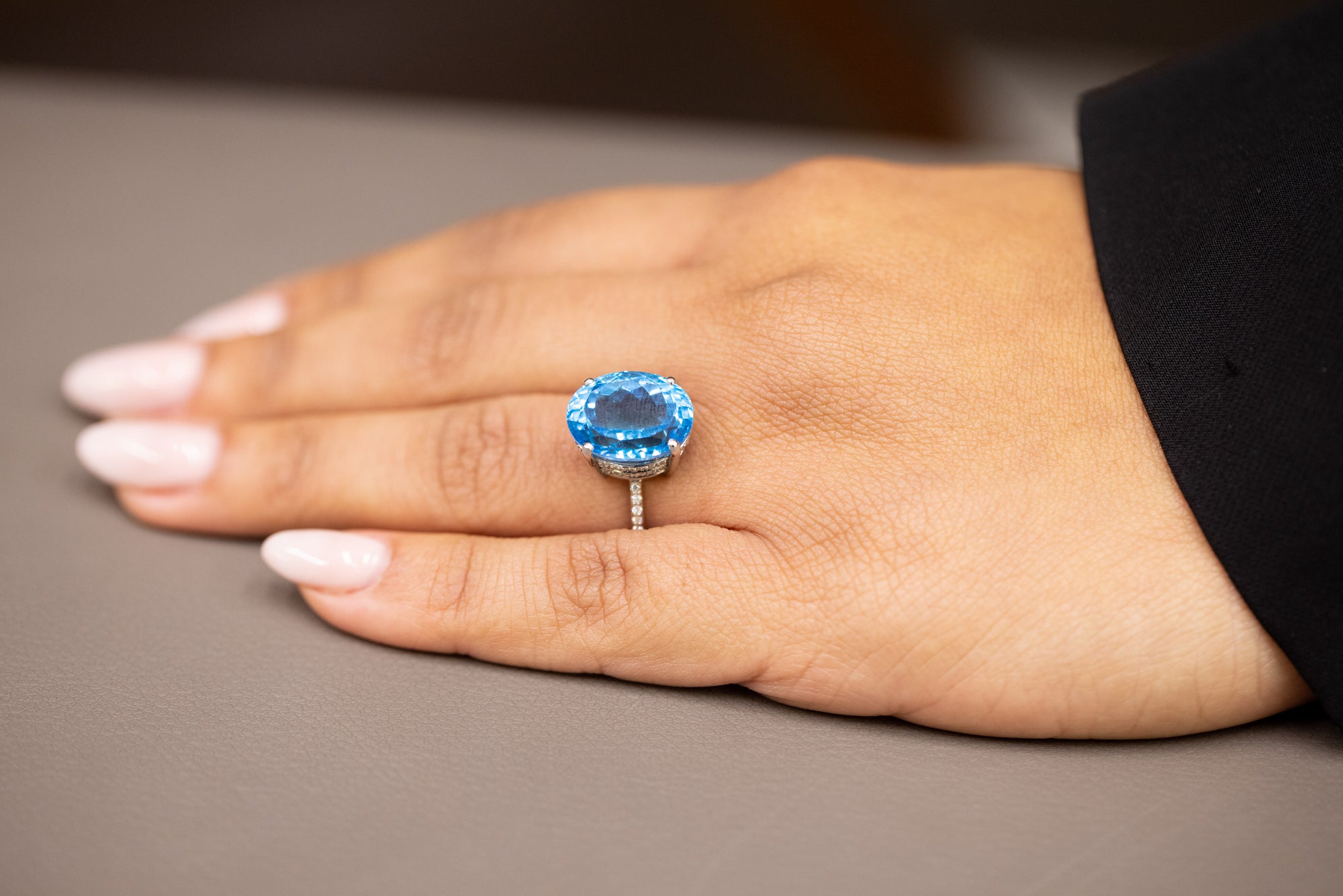 Andrea Candela 18k Oro & Argento Sterling Topazio Blu Ovale Halo Anello ACR57-BT Andrea Candela 18k Oro & Argento Sterling Topazio Blu Ovale Halo Anello ACR57-BT