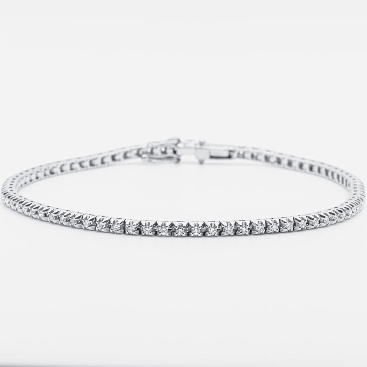 18kt white gold tennis bracelet with 0.70kt diamonds