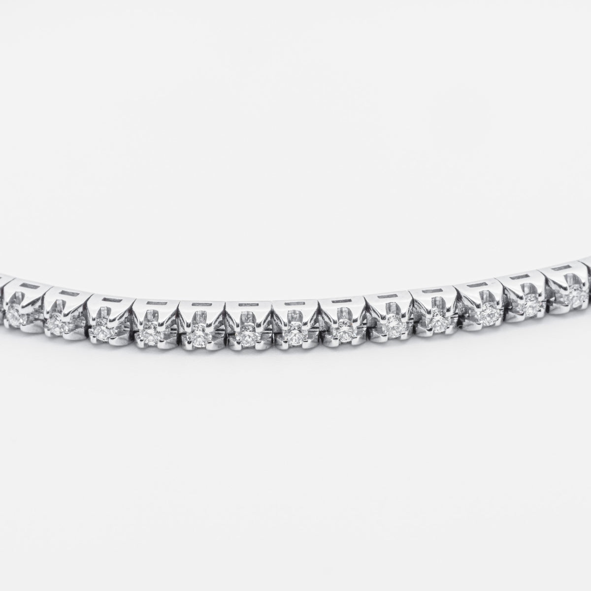 18kt white gold tennis bracelet with 0.70kt diamonds