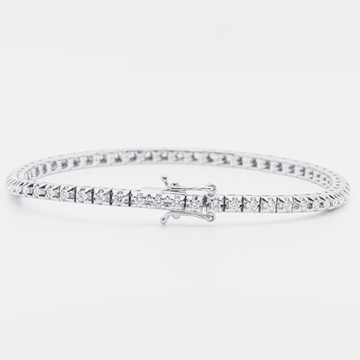 18kt white gold tennis bracelet with 2.26kt diamonds