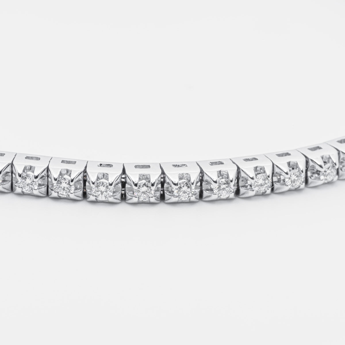 18kt white gold tennis bracelet with 2.26kt diamonds