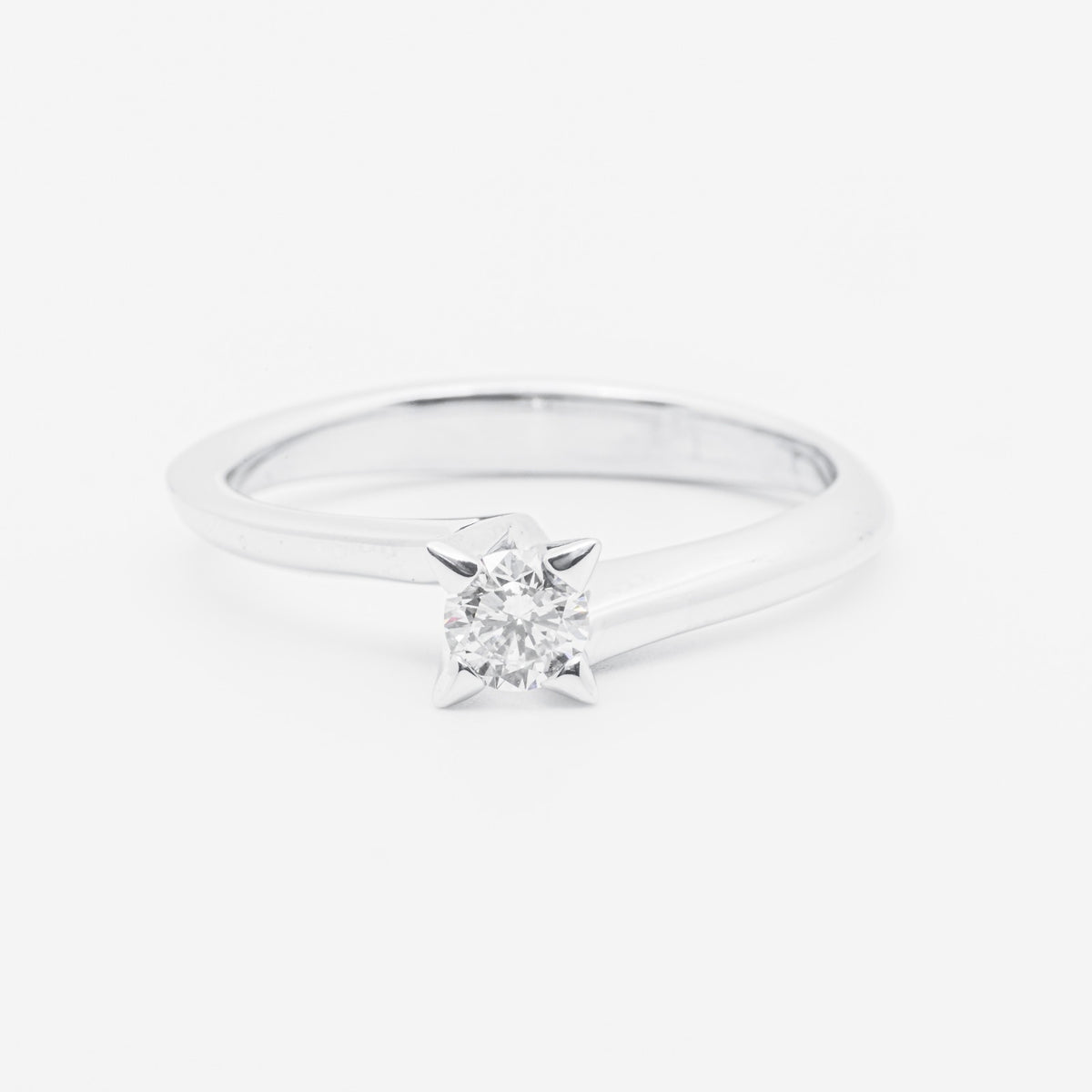 Anello solitario in oro bianco 18 kt e diamante taglio brillante