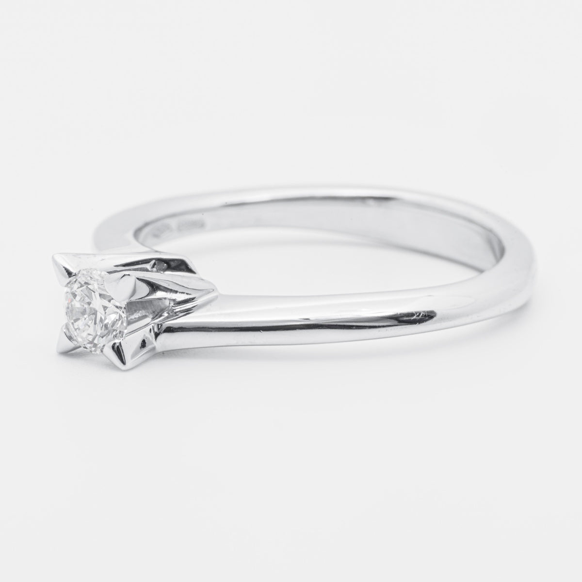 Anello solitario in oro bianco 18 kt e diamante taglio brillante