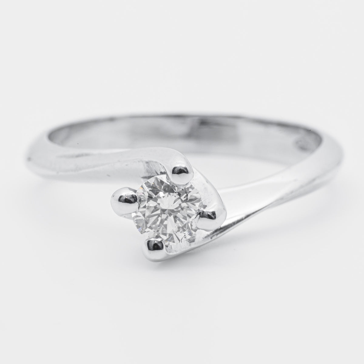 Solitaire ring in 18 kt white gold and brilliant cut diamond