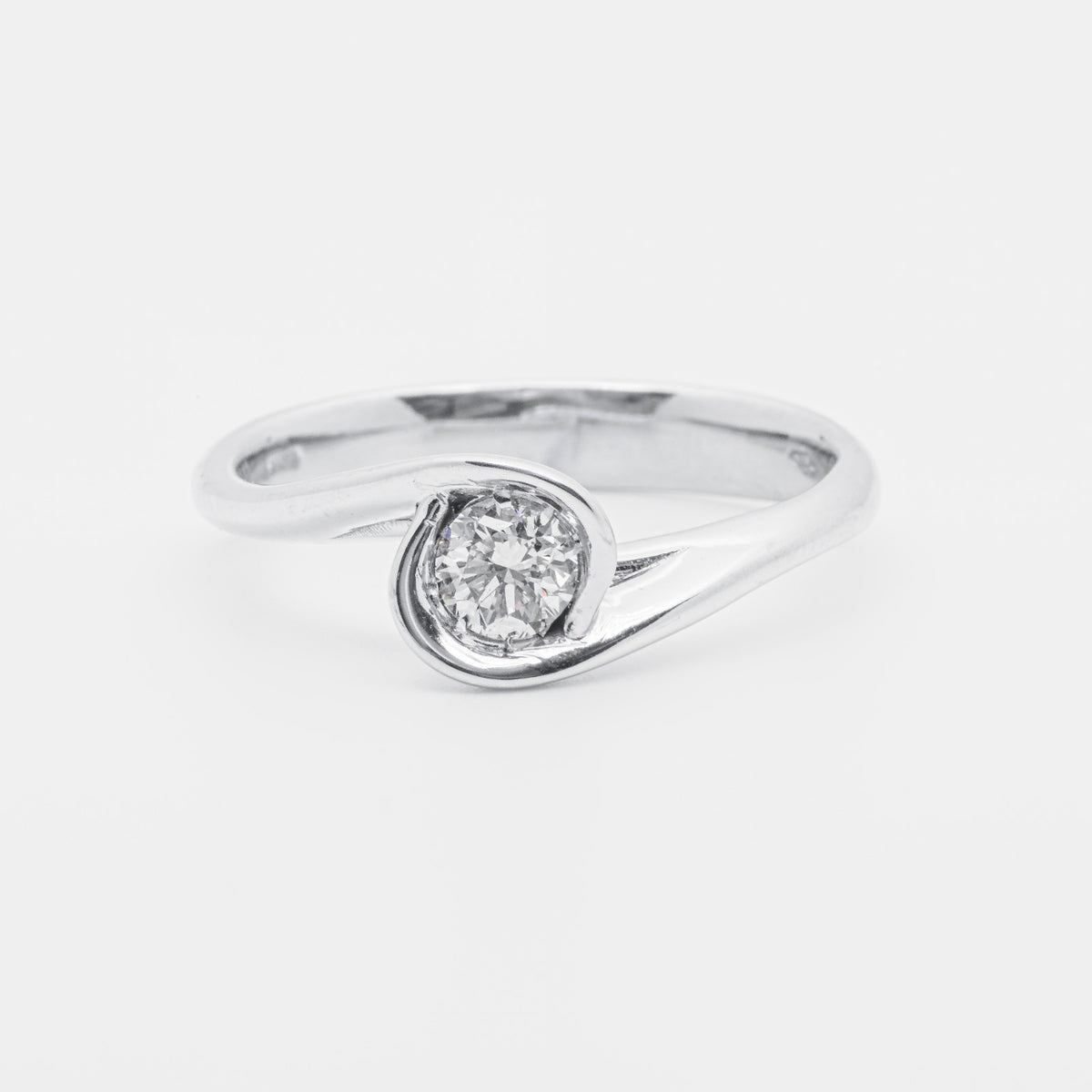 Anello solitario in oro bianco 18 kt e diamante taglio brillante