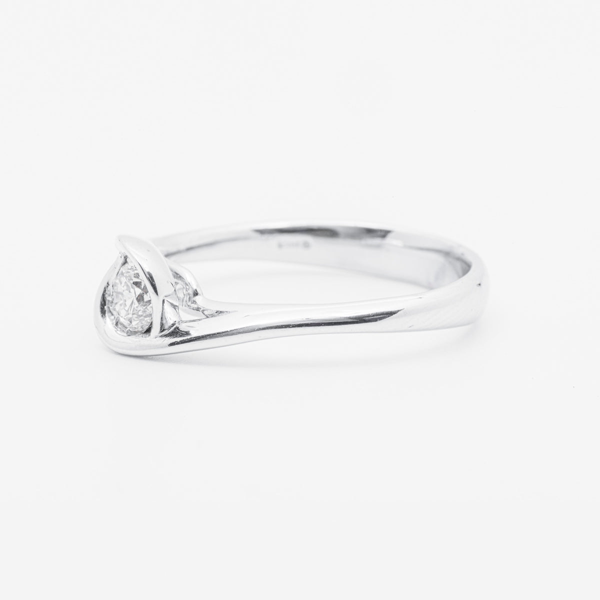 Solitaire ring in 18 kt white gold and brilliant cut diamond