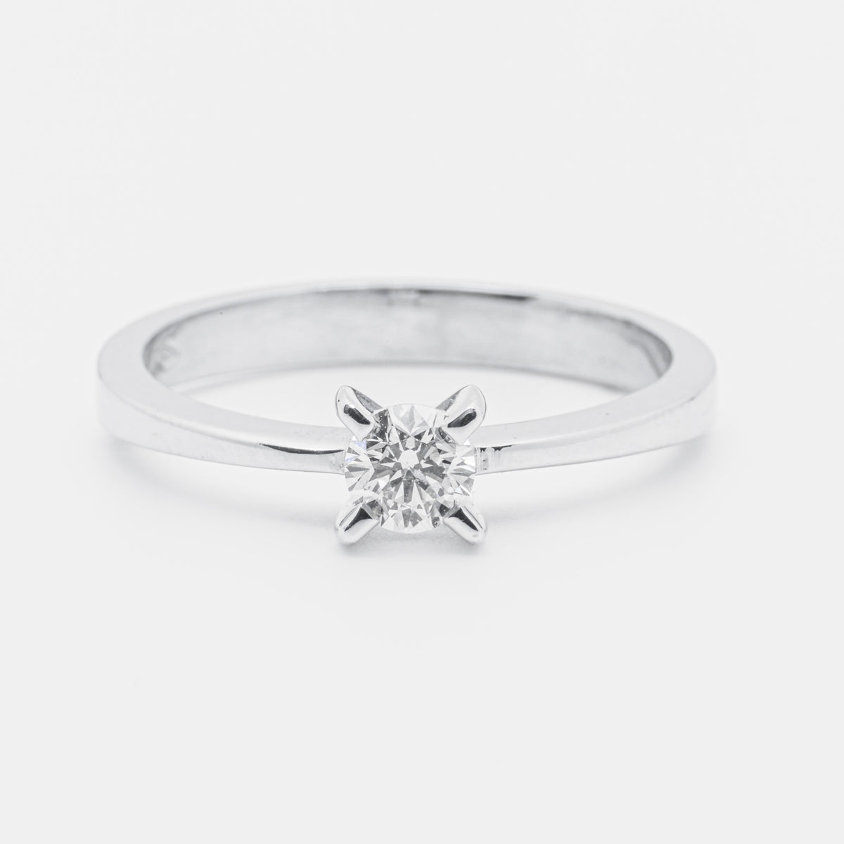 Solitaire ring in 18 kt white gold and brilliant cut diamond