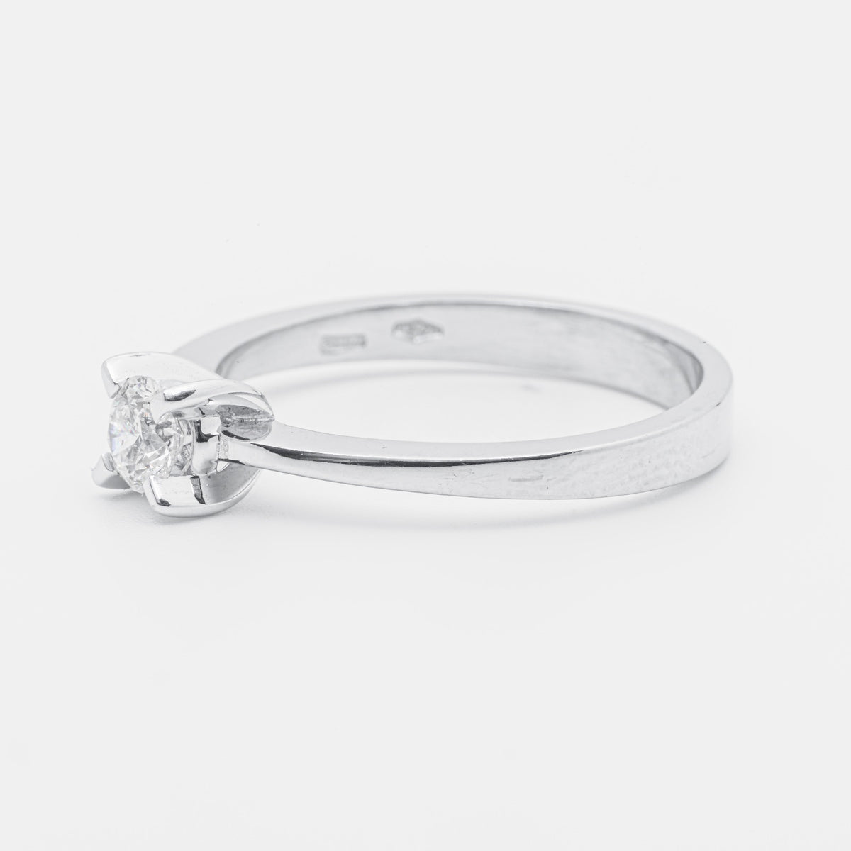 Solitaire ring in 18 kt white gold and brilliant cut diamond