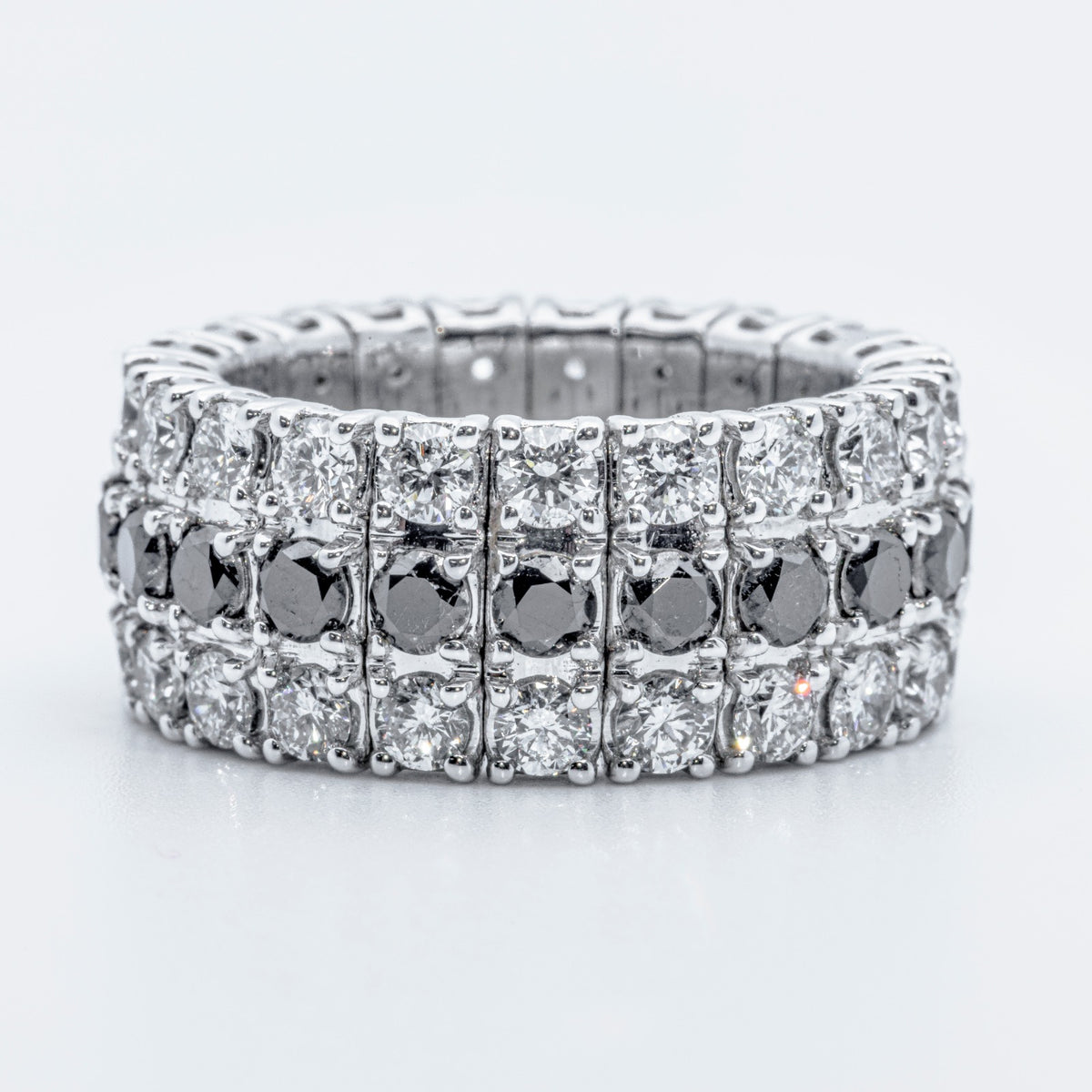 Anello Fascione in Oro Bianco 18KT con diamanti neri centrali e diamanti bianchi taglio rotondo brillante